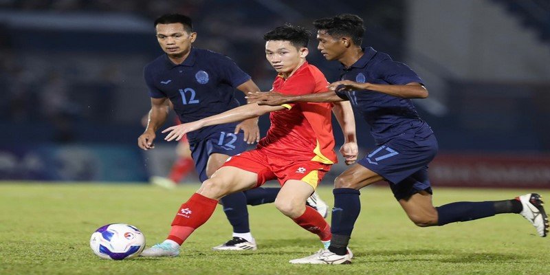 Việt Nam vs Campuchia và bài toán kiểm soát không gian
